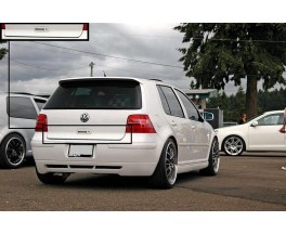 Бленда (Накладка на стекло) крышки багажника VW Golf 4